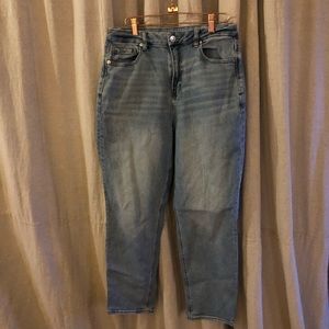 Lightwash stretch mom jeans